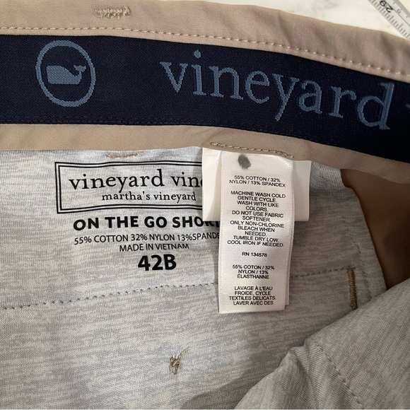 Vineyard Vines 9” On the Go Men's Shorts in Khaki Golf Performance Active 42B - Picture 6 of 7